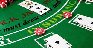 Tampilan dealer roulette langsung dengan roda roulette fisik di studio persiktoto